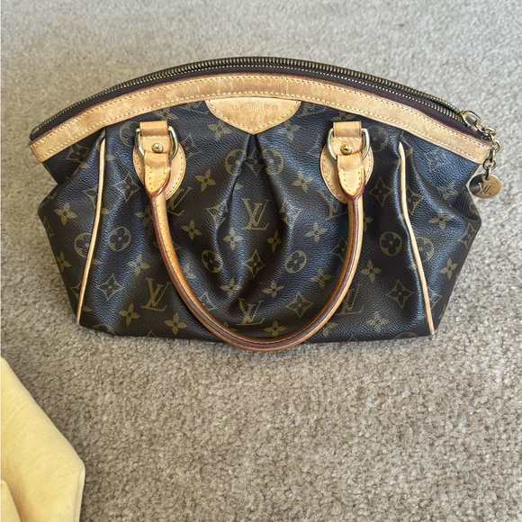 Louis Vuitton: Tivoli Leather Handbag - Picture 5 of 10